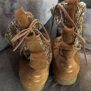 Tan suede fleece lined Toms boots!!
